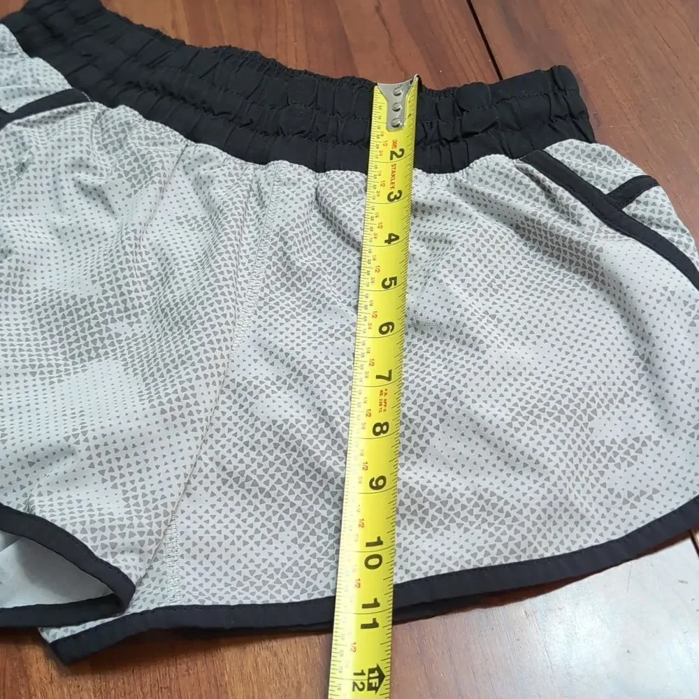 Lululemon Womens Tracker Short III 4 Way Stretch Running Workout Size 8